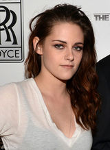 组图：斯图尔特穿透视衫内衣隐现个性十足