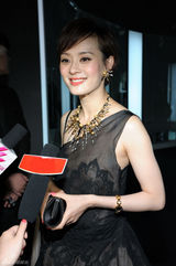 组图：孙俪蕾丝黑裙明艳动人 盼演轻松喜剧