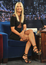 组图：莎拉波娃黑色透视裙做客脱口秀