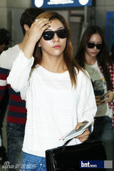 组图：韩团f(x)为K-POP公演现身上海机场