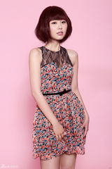 组图：孙耀琦最新写真俏丽 花裙出镜秀美腿