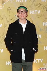 组图：香港电视办圣诞派对 王维基招揽亚视弃将