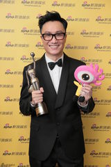 组图：金像奖得主后台秀奖杯 与小新合影