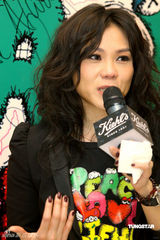 幻灯：蔡健雅成熟亮相投身慈善 说到动情处落泪