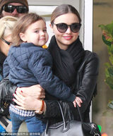 组图：米兰达-可儿长裙摇曳带子坐直升机含爱意