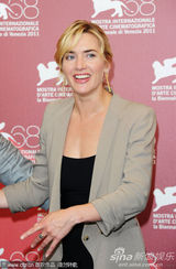 组图：《杀戮》发布会 温丝莱特仪态万方男星献吻