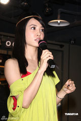 幻灯图集：蔡依林变身造型师 与江美琪竞秀身材