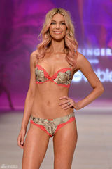 组图：前环球小姐冠军詹妮弗领衔内衣秀