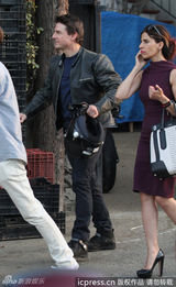 组图：阿汤哥与神秘女友补庆生日暧昧拥吻