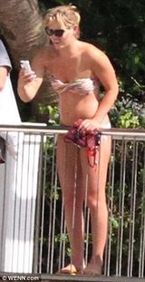 组图：老虎伍兹半裸与新女友海上出游