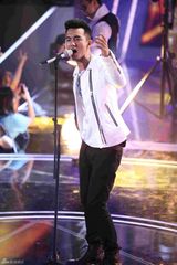 组图：快男9进8集体爆发 小强遭淘汰