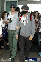 组图：神话组合六成员亮相机场 将赴台开演唱会