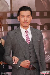 组图：方皓文金像奖红毯黑裙保守 不露事业线