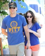 组图：《破产姐妹》戴琳斯与男友情侣装秀甜蜜