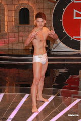 组图：亚洲先生订制水晶泳裤半裸大秀健美肌肉