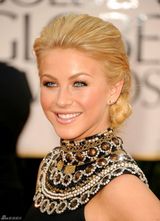 高清图：茱丽叶-霍夫宝石领黑裙璀璨夺目