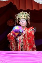 组图：《薛平贵》迎来高潮戏 宣萱抛绣球选夫