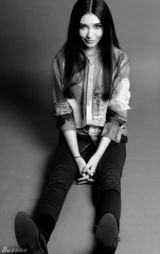 组图:英皇新人杜若写真展优雅复古风