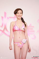 组图：亚姐佳丽泳装亮相 上围丰满玉腿毕露