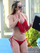 组图：美女健身教练珍妮佛火红比基尼大秀股沟