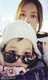 组图：曝赵薇爱女小四月萌照 母女海洋馆看海豚