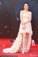 组图：金像红毯比一比 女神们全穿错了！