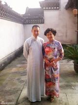 组图：韩栋《爱情悠悠》热拍 娶六房太太享艳福