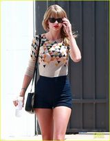 组图：斯威夫特出街购物 红唇黑超秀长腿抢镜