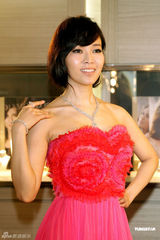 组图：侯佩岑想邀周杰伦上节目 不满被八卦抹黑