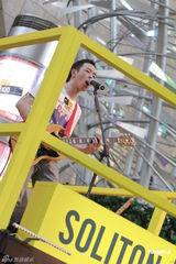 组图：黄贯中街头激情开唱 代24味成员否认斗殴