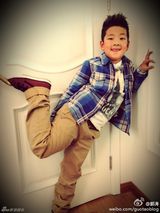 组图：郭涛牵儿女游迪斯尼 石头带妹妹开心庆生