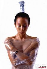 组图：莫文蔚大尺度写真 全裸透明保鲜膜捆身