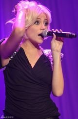 高清组图：皮克茜-洛特性感开唱 超短裙露底