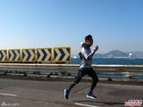 组图：张智霖运动潮装无惧寒风 码头跑步耍帅