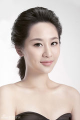 组图：杨紫【演员】办成人礼拍美妆大片 告别童星淑女气十足