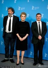 组图：《庭院》发布会 凯瑟琳-德纳芙显霸气