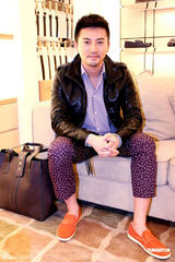 组图：苏有朋帅气代言 留胡子显成熟男人魅力