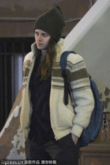 组图：斯图尔特街头拍电影 素颜出镜显憔悴