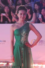 组图：刘诗诗裸肩绿裙亮相白玉兰红毯 青春活泼
