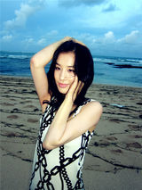 高清图：黄圣依国外拍片享美景 长裙摇曳身姿曼妙