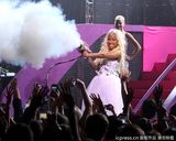 组图：麻辣鸡个唱粉丝强行上台 与保镖激烈扭打