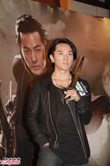 组图：游戏机迷郑伊健游戏展与小粉丝同乐