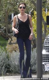 组图：小贝与好友结伴齐春游 变身奶爸享亲子乐