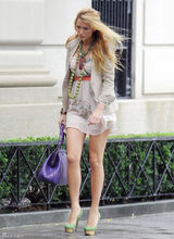 高清图：布莱克-弗莱利现身片场 短裙不慎走光