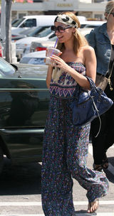 组图：好莱坞名媛妮可-里奇街拍连体裤搭潮包