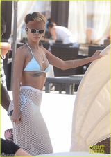 组图：蕾哈娜比基尼度假大秀八字奶翘臀傲人