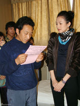 幻灯图：章子怡现身武警总医院 探望藏族女孩卓玛 