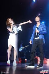 组图：吴雨霏广州首开个唱 抱病演出封女铁人