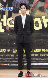 组图：韩星李青儿新剧发布会嫩黄深V长裙秀胸器