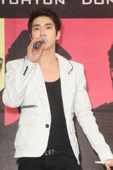 组图：SJ-M台北签唱会 兄弟情深互喂台湾小吃